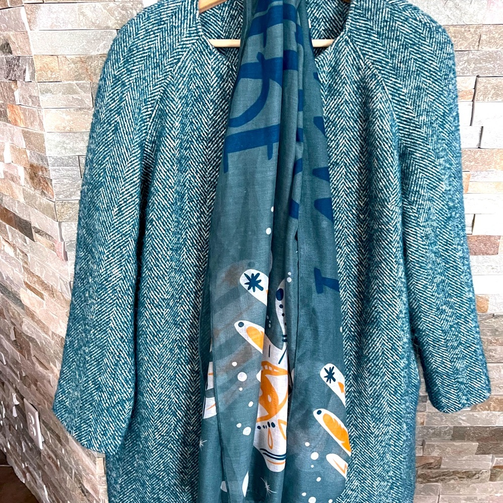 Stylish scarf in teal color. Perfect match for the coat I’m selling as well.